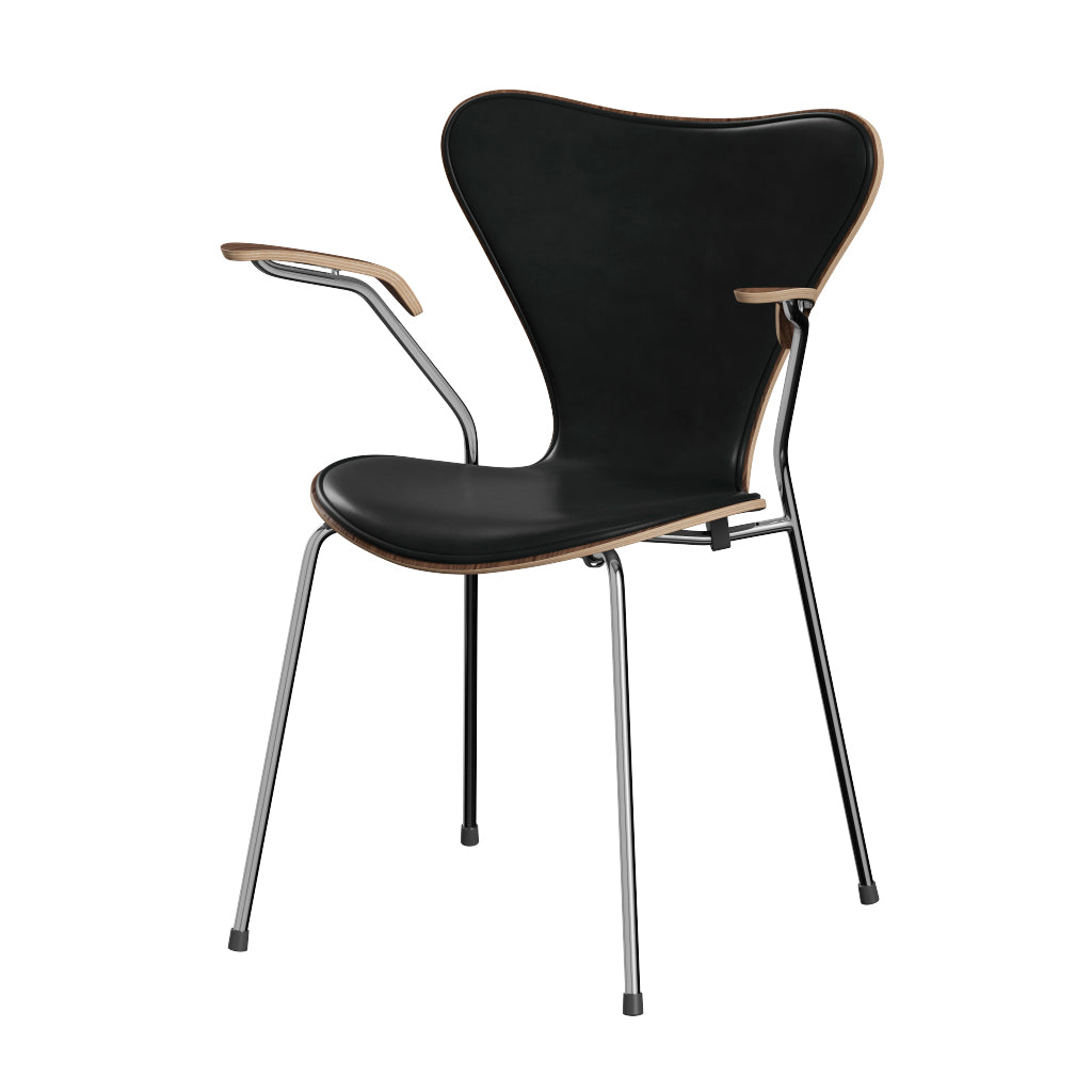 Fritz Hansen - 3207 stol med armlæn, naturfiner og forsidepolstret i Grace læder - Valnød - Sort læder - Krom stel - Jacobsen Plus