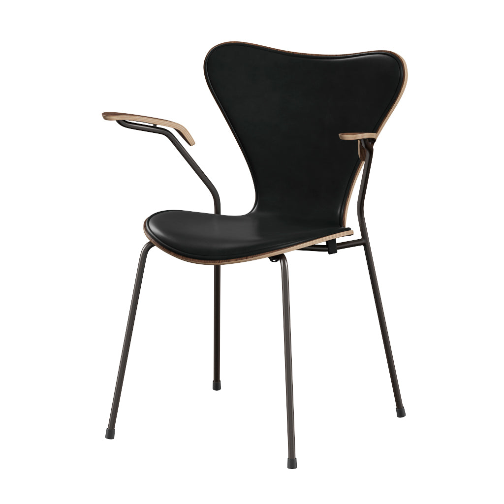 Fritz Hansen - 3207 stol med armlæn, naturfiner og forsidepolstret i Grace læder - Valnød - Sort læder - Brown Bronze stel - Jacobsen Plus