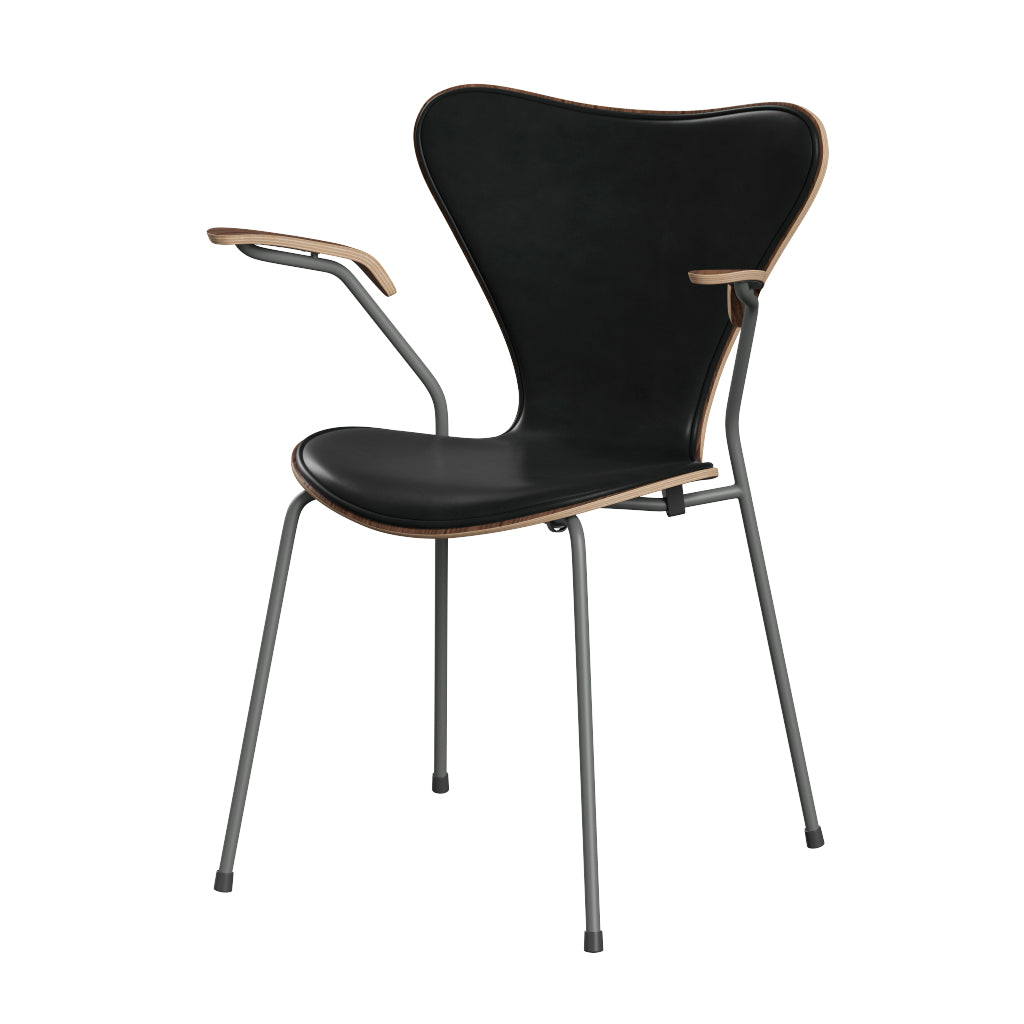 Fritz Hansen - 3207 stol med armlæn, naturfiner og forsidepolstret i Grace læder - Valnød - Sort læder - Silver Grey stel - Jacobsen Plus
