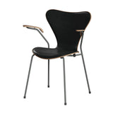 Fritz Hansen - 3207 stol med armlæn, naturfiner og forsidepolstret i Grace læder - Valnød - Sort læder - Silver Grey stel - Jacobsen Plus