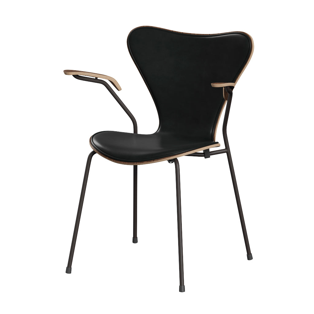 Fritz Hansen - 3207 stol med armlæn, naturfiner og forsidepolstret i Grace læder - Valnød - Sort læder - Warm Graphite stel - Jacobsen Plus