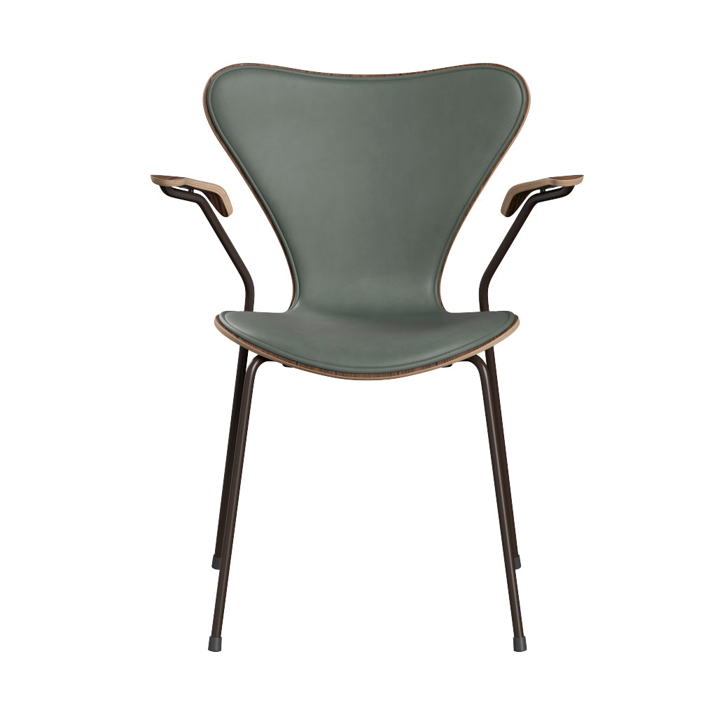 Fritz Hansen - 3207 stol med armlæn, naturfiner og forsidepolstret i Grace læder - Valnød - Concrete Grey læder - Brown Bronze stel - Jacobsen Plus