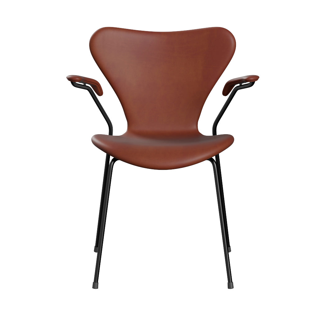 Fritz Hansen - 3207 stol med armlæn, fuldpolstret i Grace læder - Chestnut læder - Black stel - Jacobsen Plus