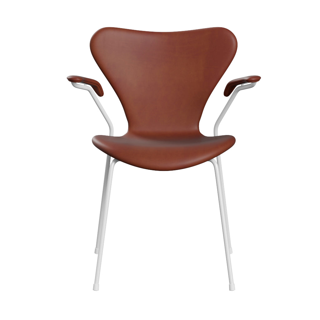 Fritz Hansen - 3207 stol med armlæn, fuldpolstret i Grace læder - Chestnut læder - White stel - Jacobsen Plus