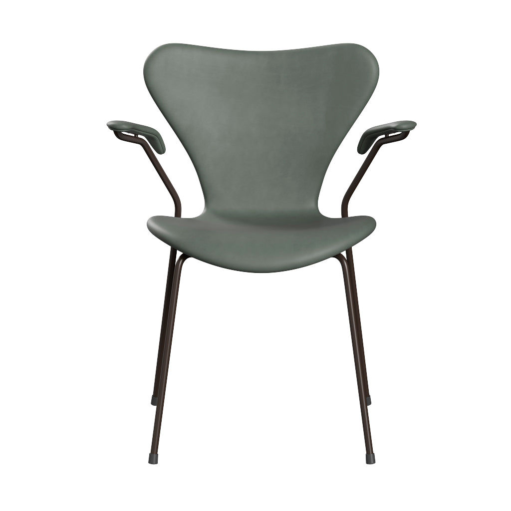 Fritz Hansen - 3207 stol med armlæn, fuldpolstret i Grace læder - Concrete Grey læder - Brown Bronze stel - Jacobsen Plus