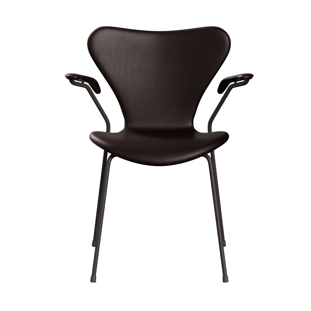 Fritz Hansen - 3207 stol med armlæn, fuldpolstret i Grace læder - Dark Brown læder - Warm Graphite stel - Jacobsen Plus