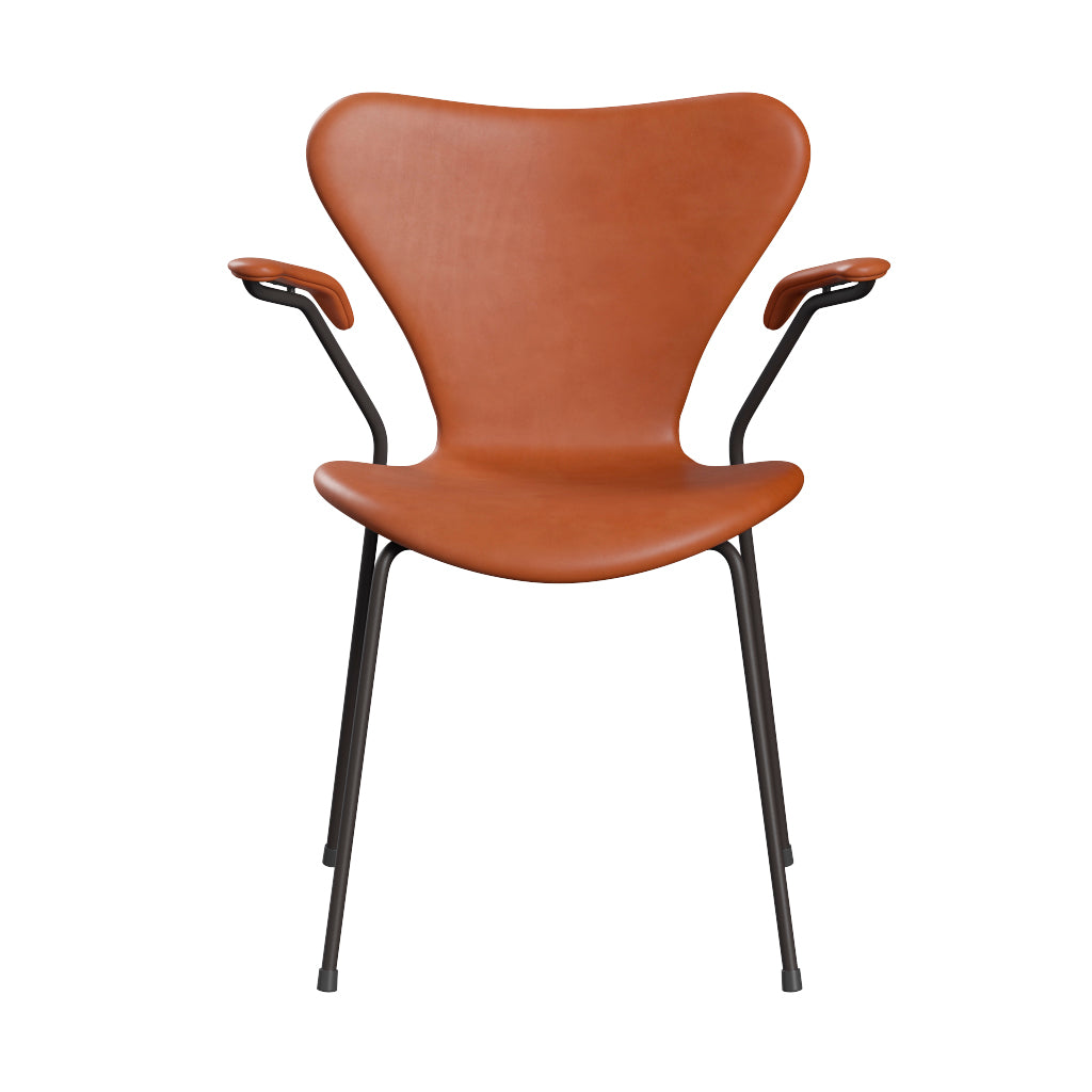 Fritz Hansen - 3207 stol med armlæn, fuldpolstret i Grace læder - Walnut læder - Warm Graphite stel - Jacobsen Plus