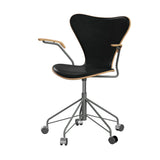 Fritz Hansen - 3217 kontorstol med armlæn, naturfiner og forsidepolstret i Grace læder - Bøg - Sort læder - Silver Grey stel - Jacobsen Plus
