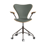 Fritz Hansen - 3217 kontorstol med armlæn, naturfiner og forsidepolstret i Grace læder - Bøg - Concrete Grey læder - Brown Bronze stel - Jacobsen Plus