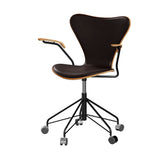 Fritz Hansen - 3217 kontorstol med armlæn, naturfiner og forsidepolstret i Grace læder - Kirsebær - Mørk brun læder - Sort stel - Jacobsen Plus