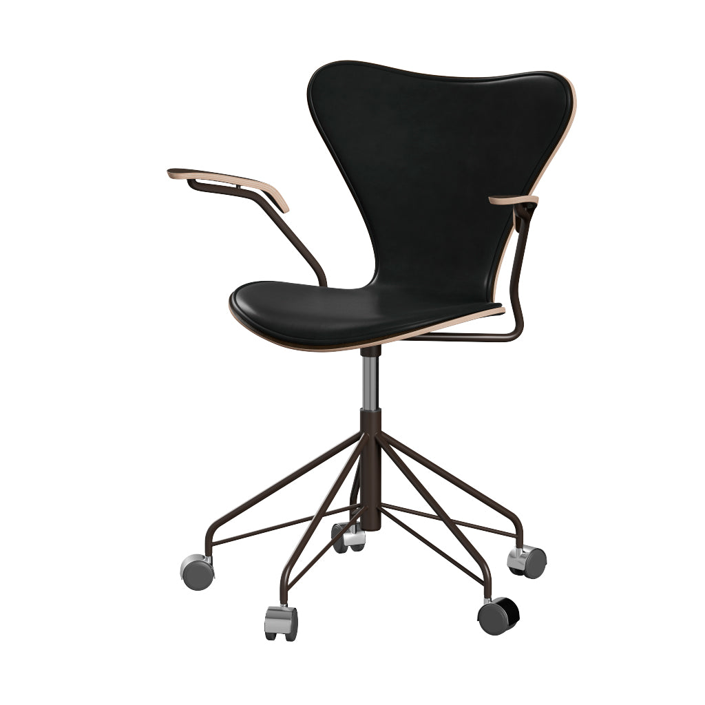 Fritz Hansen - 3217 kontorstol med armlæn, naturfiner og forsidepolstret i Grace læder - Mørkbejdset eg- Sort læder - Brown Bronze stel - Jacobsen Plus
