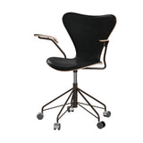 Fritz Hansen - 3217 kontorstol med armlæn, naturfiner og forsidepolstret i Grace læder - Mørkbejdset eg- Sort læder - Brown Bronze stel - Jacobsen Plus