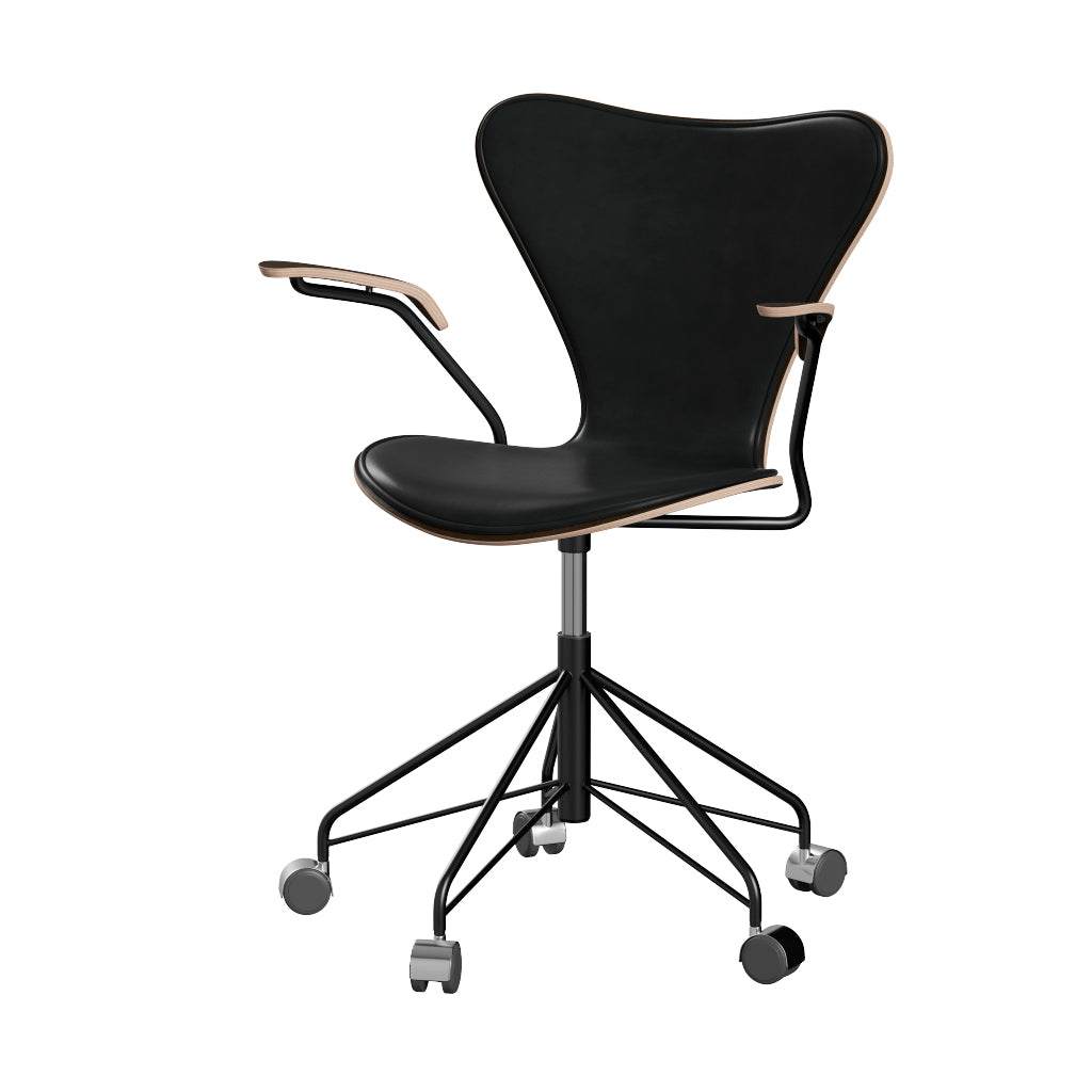 Fritz Hansen - 3217 kontorstol med armlæn, naturfiner og forsidepolstret i Grace læder - Mørkbejdset eg - Sort læder - Sort stel - Jacobsen Plus