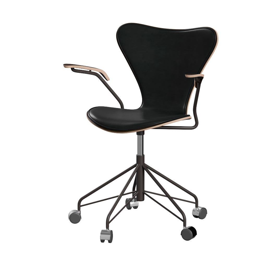 Fritz Hansen - 3217 kontorstol med armlæn, naturfiner og forsidepolstret i Grace læder - Mørkbejdset eg- Sort læder - Warm Graphite stel - Jacobsen Plus