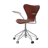 Fritz Hansen - 3217 kontorstol med armlæn, naturfiner og forsidepolstret i Grace læder - Mørkbejdset eg - Kastanjebrun læder - Krom stel - Jacobsen Plus