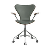 Fritz Hansen - 3217 kontorstol med armlæn, naturfiner og forsidepolstret i Grace læder - Mørkbejdset eg - Concrete Grey læder - Silver Grey stel - Jacobsen Plus