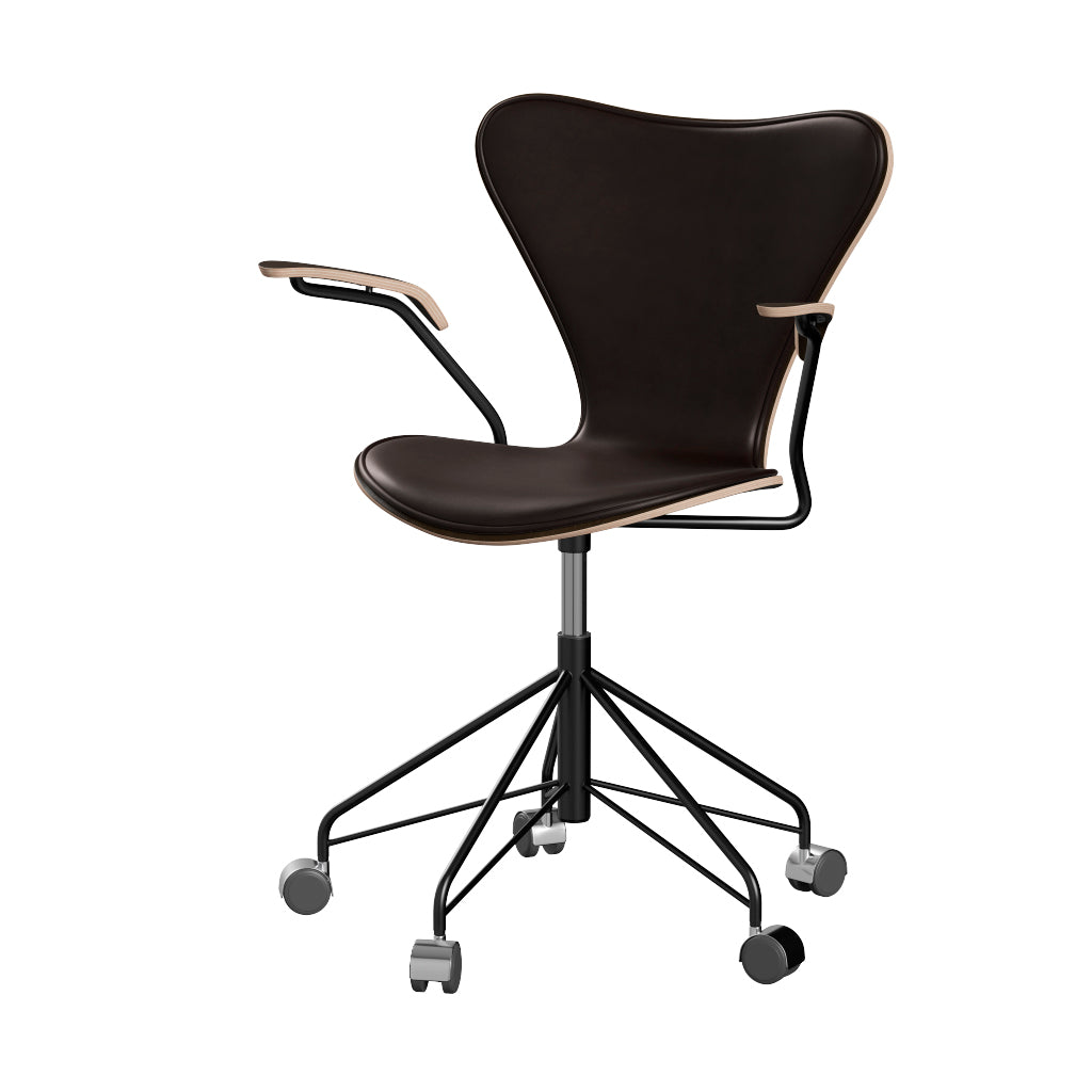 Fritz Hansen - 3217 kontorstol med armlæn, naturfiner og forsidepolstret i Grace læder - Mørkbejdset eg - Mørk brun læder - Sort stel - Jacobsen Plus