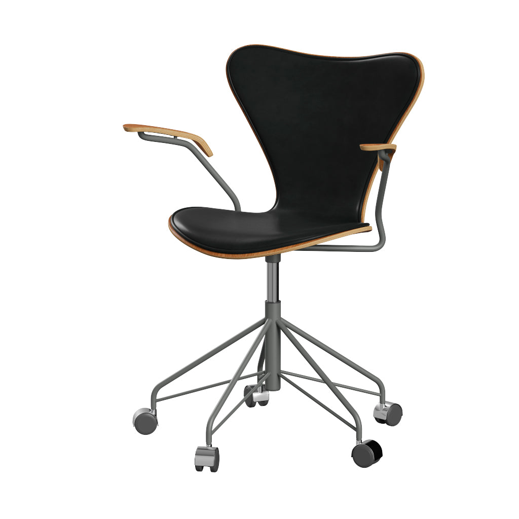 Fritz Hansen - 3217 kontorstol med armlæn, naturfiner og forsidepolstret i Grace læder - Elm - Sort læder - Silver Grey stel - Jacobsen Plus