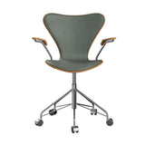 Fritz Hansen - 3217 kontorstol med armlæn, naturfiner og forsidepolstret i Grace læder - Elm - Concrete Grey læder - Krom stel - Jacobsen Plus