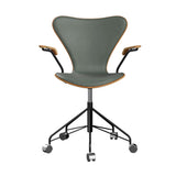 Fritz Hansen - 3217 kontorstol med armlæn, naturfiner og forsidepolstret i Grace læder - Elm - Concrete Grey læder - Sort stel - Jacobsen Plus
