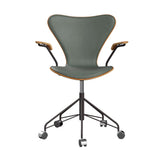 Fritz Hansen - 3217 kontorstol med armlæn, naturfiner og forsidepolstret i Grace læder - Elm - Concrete Grey læder - Warm Graphite stel - Jacobsen Plus