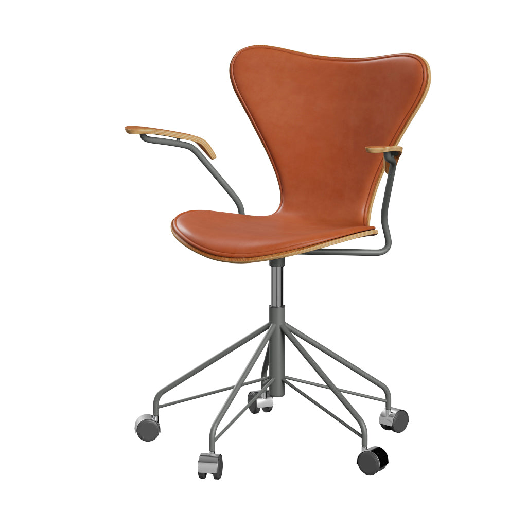 Fritz Hansen - 3217 kontorstol med armlæn, naturfiner og forsidepolstret i Grace læder - Elm - Valnød læder - Silver Grey stel - Jacobsen Plus