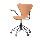 Fritz Hansen - 3217 kontorstol med armlæn, naturfiner og forsidepolstret i Natur læder - Elm - Sort stel - Jacobsen Plus