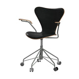 Fritz Hansen - 3217 kontorstol med armlæn, naturfiner og forsidepolstret i Grace læder - Valnød - Sort læder - Silver Grey stel - Jacobsen Plus
