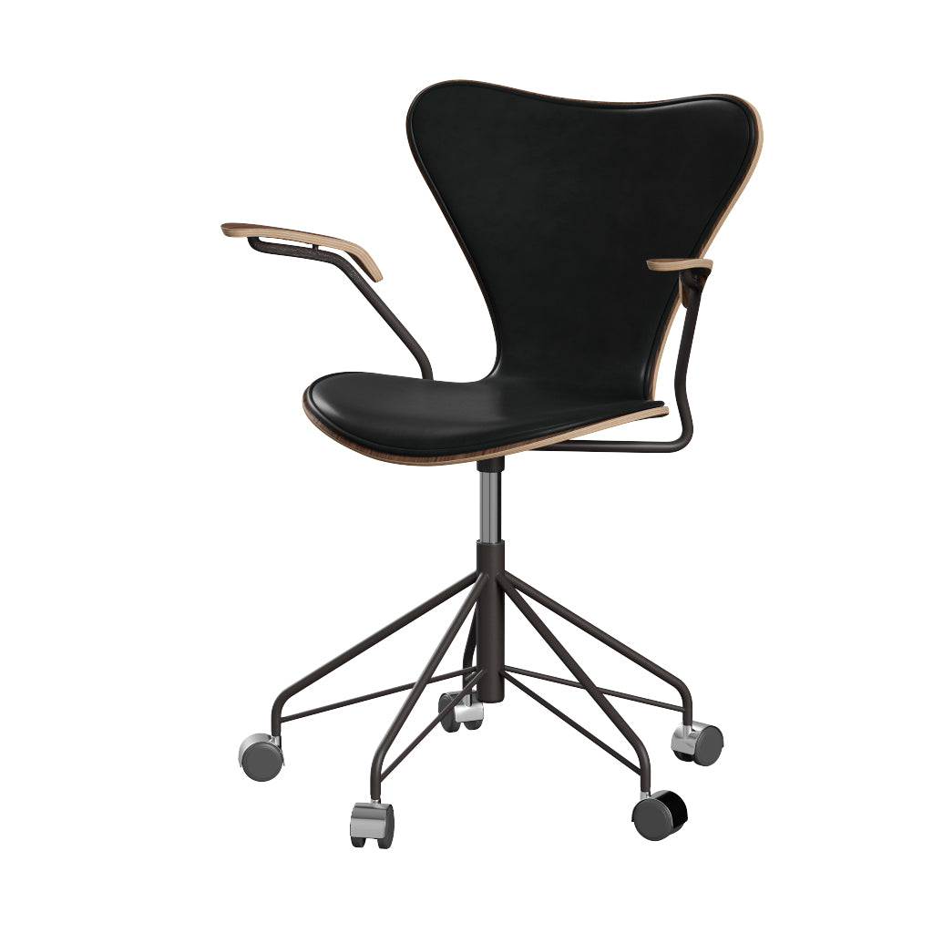 Fritz Hansen - 3217 kontorstol med armlæn, naturfiner og forsidepolstret i Grace læder - Valnød - Sort læder - Warm Graphite stel - Jacobsen Plus