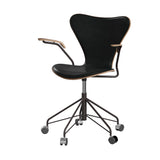 Fritz Hansen - 3217 kontorstol med armlæn, naturfiner og forsidepolstret i Grace læder - Valnød - Sort læder - Warm Graphite stel - Jacobsen Plus