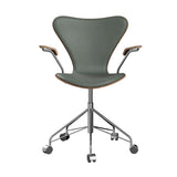 Fritz Hansen - 3217 kontorstol med armlæn, naturfiner og forsidepolstret i Grace læder - Valnød - Concrete Grey læder - Krom stel - Jacobsen Plus
