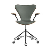 Fritz Hansen - 3217 kontorstol med armlæn, naturfiner og forsidepolstret i Grace læder - Valnød - Concrete Grey læder - Sort stel - Jacobsen Plus