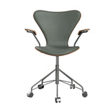 Fritz Hansen - 3217 kontorstol med armlæn, naturfiner og forsidepolstret i Grace læder - Valnød - Concrete Grey læder - Silver Grey stel - Jacobsen Plus