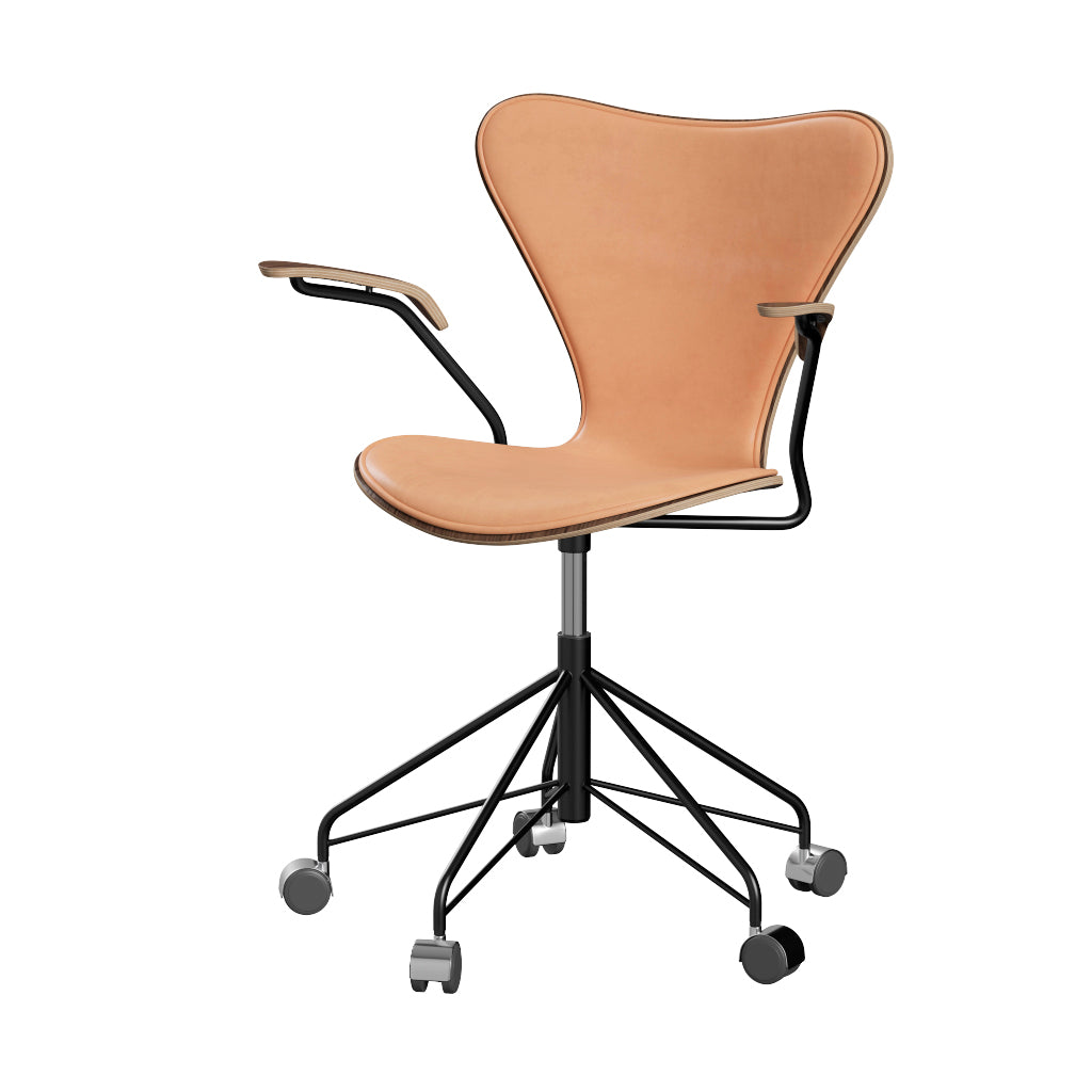 Fritz Hansen - 3217 kontorstol med armlæn, naturfiner og forsidepolstret i Natur læder - Valnød - Sort stel - Jacobsen Plus