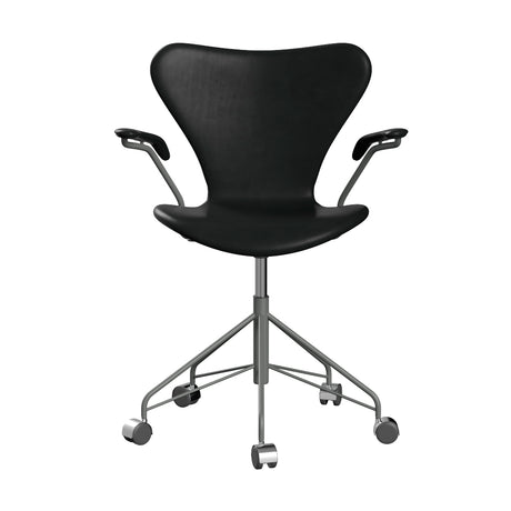 Fritz Hansen - 3217 kontorstol med armlæn, fuldpolstret i Grace læder - Sort læder - Krom stel - Jacobsen Plus
