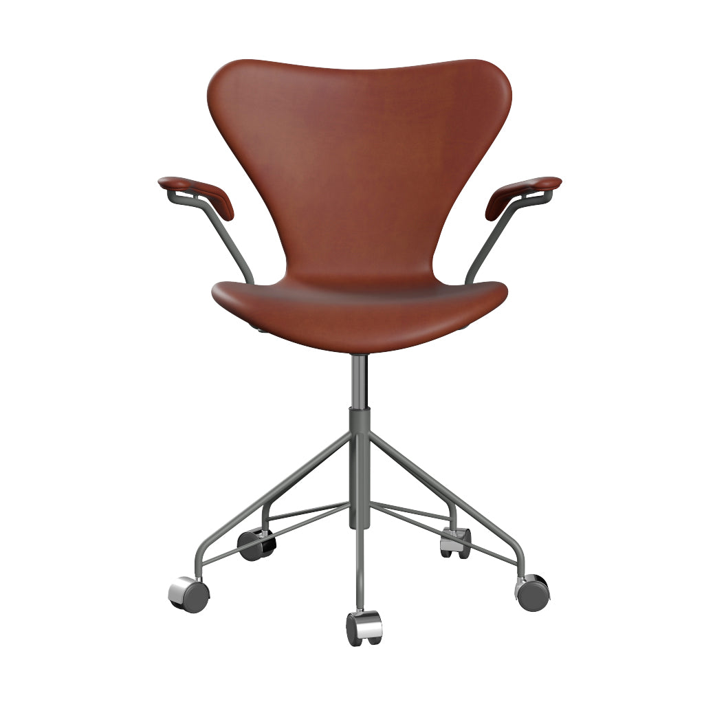 Fritz Hansen - 3217 kontorstol med armlæn, fuldpolstret i Grace læder - Kastanjebrun læder - Silver Grey stel - Jacobsen Plus