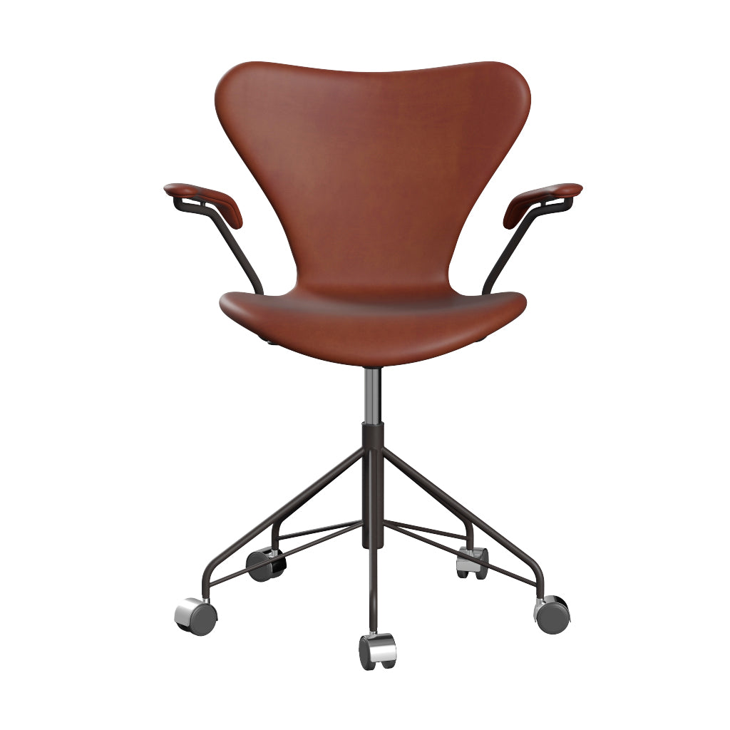 Fritz Hansen - 3217 kontorstol med armlæn, fuldpolstret i Grace læder - Kastanjebrun læder - Warm Graphite stel - Jacobsen Plus