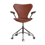 Fritz Hansen - 3217 kontorstol med armlæn, fuldpolstret i Grace læder - Kastanjebrun læder - Warm Graphite stel - Jacobsen Plus