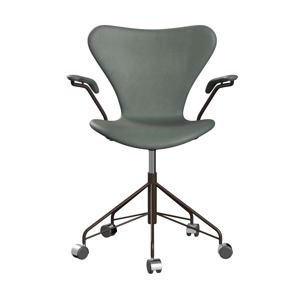 Fritz Hansen - 3217 kontorstol med armlæn, fuldpolstret i Grace læder - Concrete Grey læder - Brown Bronze stel - Jacobsen Plus