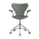 Fritz Hansen - 3217 kontorstol med armlæn, fuldpolstret i Grace læder - Concrete Grey læder - Silver Grey stel - Jacobsen Plus