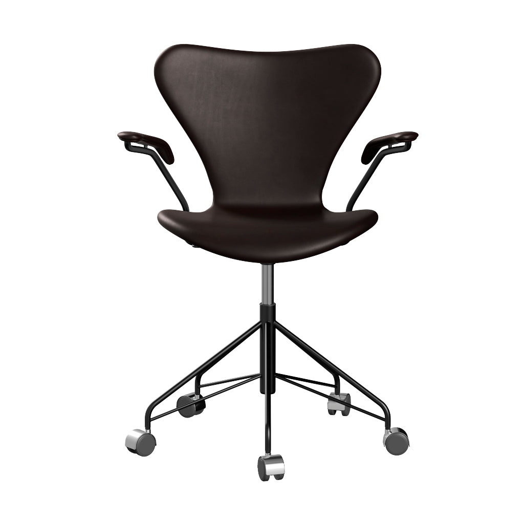 Fritz Hansen - 3217 kontorstol med armlæn, fuldpolstret i Grace læder - Mørk brun læder - Sort stel - Jacobsen Plus