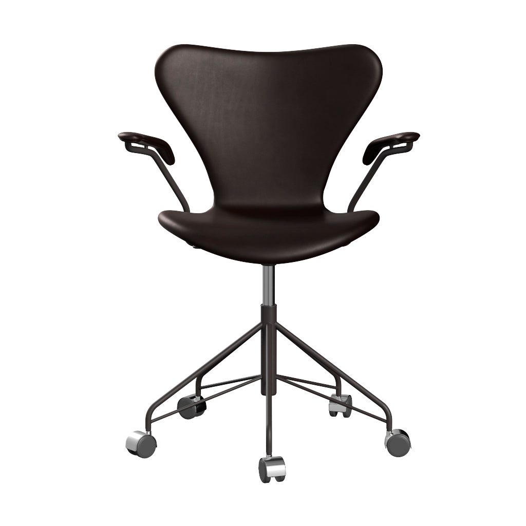 Fritz Hansen - 3217 kontorstol med armlæn, fuldpolstret i Grace læder - Mørk brun læder - Warm Graphite stel - Jacobsen Plus