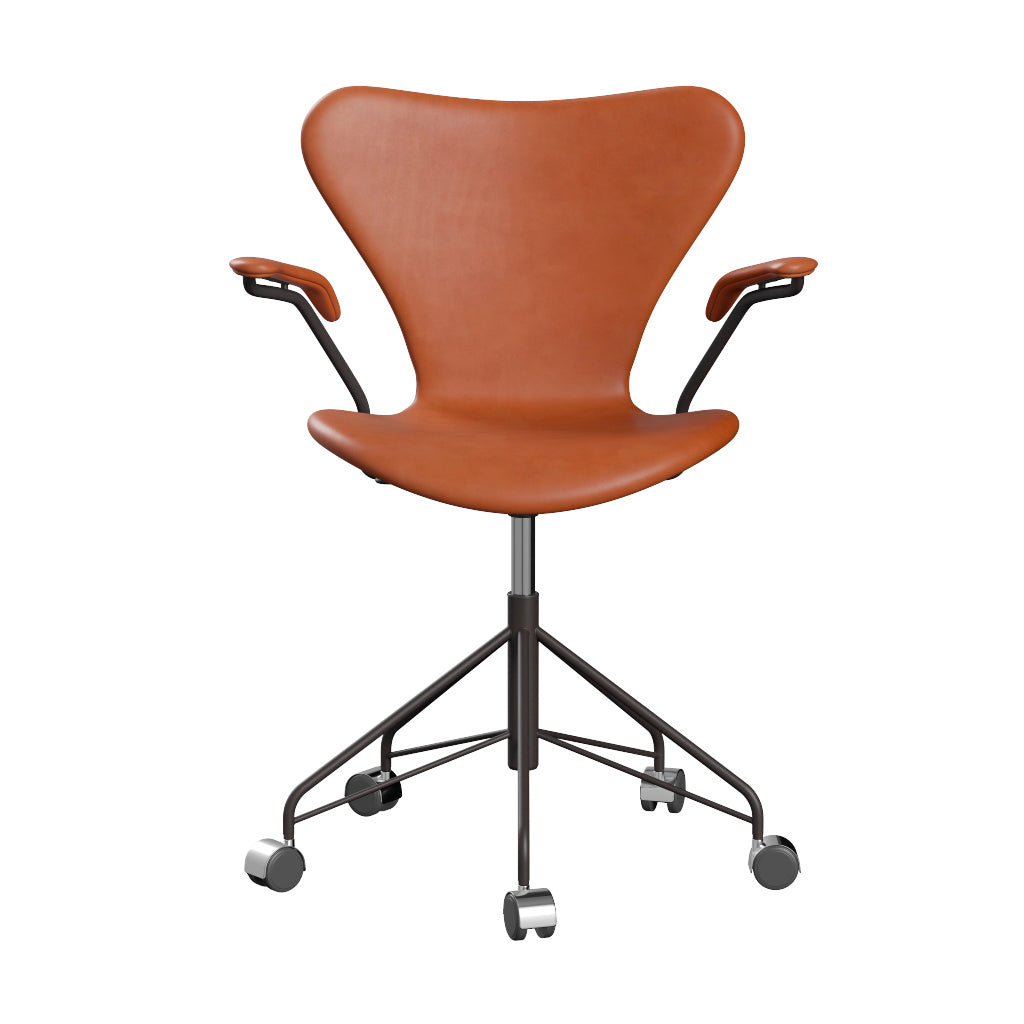 Fritz Hansen - 3217 kontorstol med armlæn, fuldpolstret i Grace læder - Valnød læder - Warm Graphite stel - Jacobsen Plus