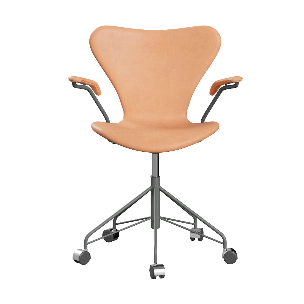 Fritz Hansen - 3217 kontorstol med armlæn, fuldpolstret i Natur læder - Silver Grey stel - Jacobsen Plus