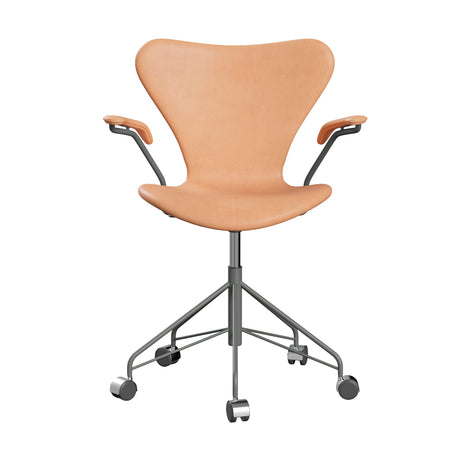 Fritz Hansen - 3217 kontorstol med armlæn, fuldpolstret i Natur læder - Krom stel - Jacobsen Plus