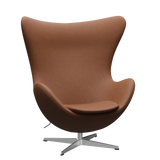 3316 Ægget loungestol, stel i børstet aluminium af Arne Jacobsen - Haze læder - Walnut - Jacobsen Plus
