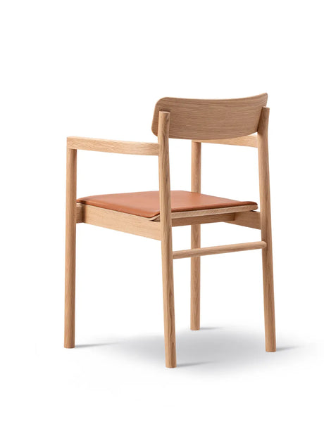 Post Spisebordsstol lys olieret eg, sædepolstret max 95 cognac læder fra Fredericia Furniture - 4 - Jacobsen Plus