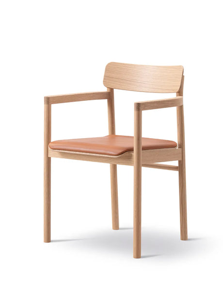 Post Spisebordsstol lys olieret eg, sædepolstret max 95 cognac læder fra Fredericia Furniture - 3 - Jacobsen Plus