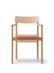 Post Spisebordsstol lys olieret eg, sædepolstret max 95 cognac læder fra Fredericia Furniture