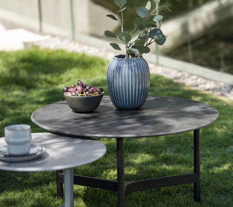 Twist Sofabord, medium fra Cane-line - Lava grey / White (Hi-Core) - Jacobsen Plus